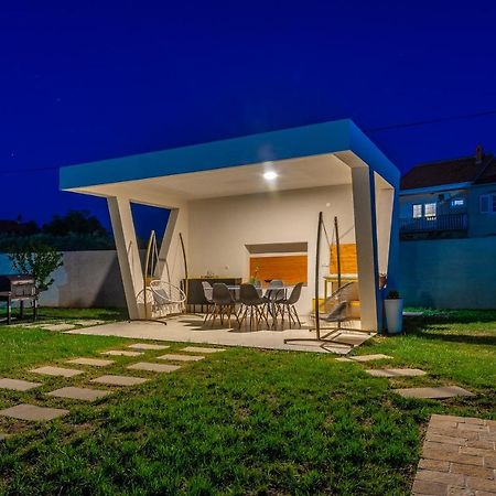 S&I Peaceful Holiday Home With Pool & Jacuzzi Galovac  Bagian luar foto