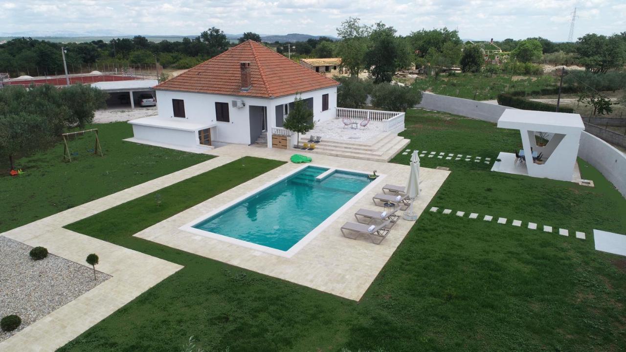 S&I Peaceful Holiday Home With Pool & Jacuzzi Galovac  Bagian luar foto