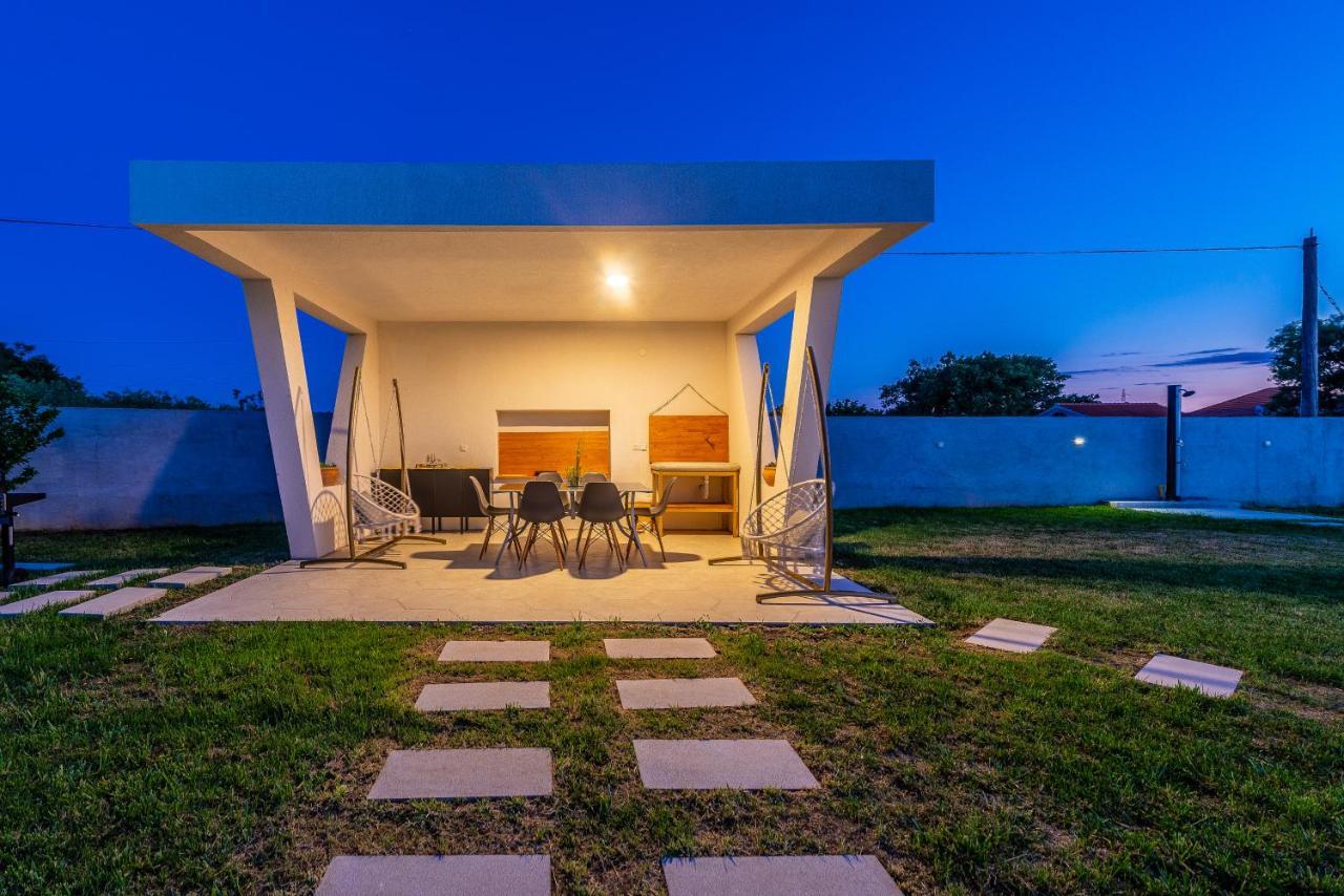 S&I Peaceful Holiday Home With Pool & Jacuzzi Galovac  Bagian luar foto
