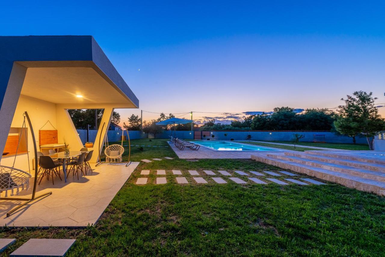 S&I Peaceful Holiday Home With Pool & Jacuzzi Galovac  Bagian luar foto