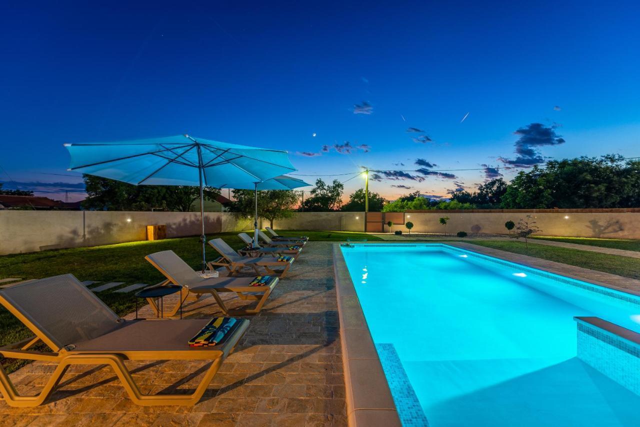 S&I Peaceful Holiday Home With Pool & Jacuzzi Galovac  Bagian luar foto