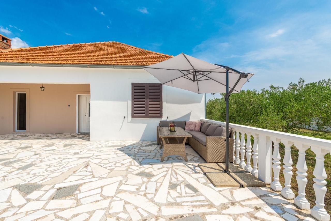 S&I Peaceful Holiday Home With Pool & Jacuzzi Galovac  Bagian luar foto