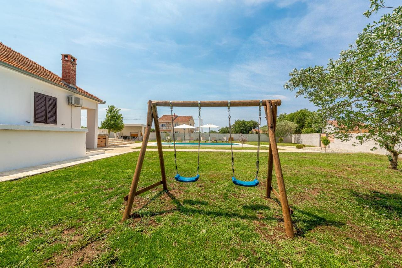 S&I Peaceful Holiday Home With Pool & Jacuzzi Galovac  Bagian luar foto