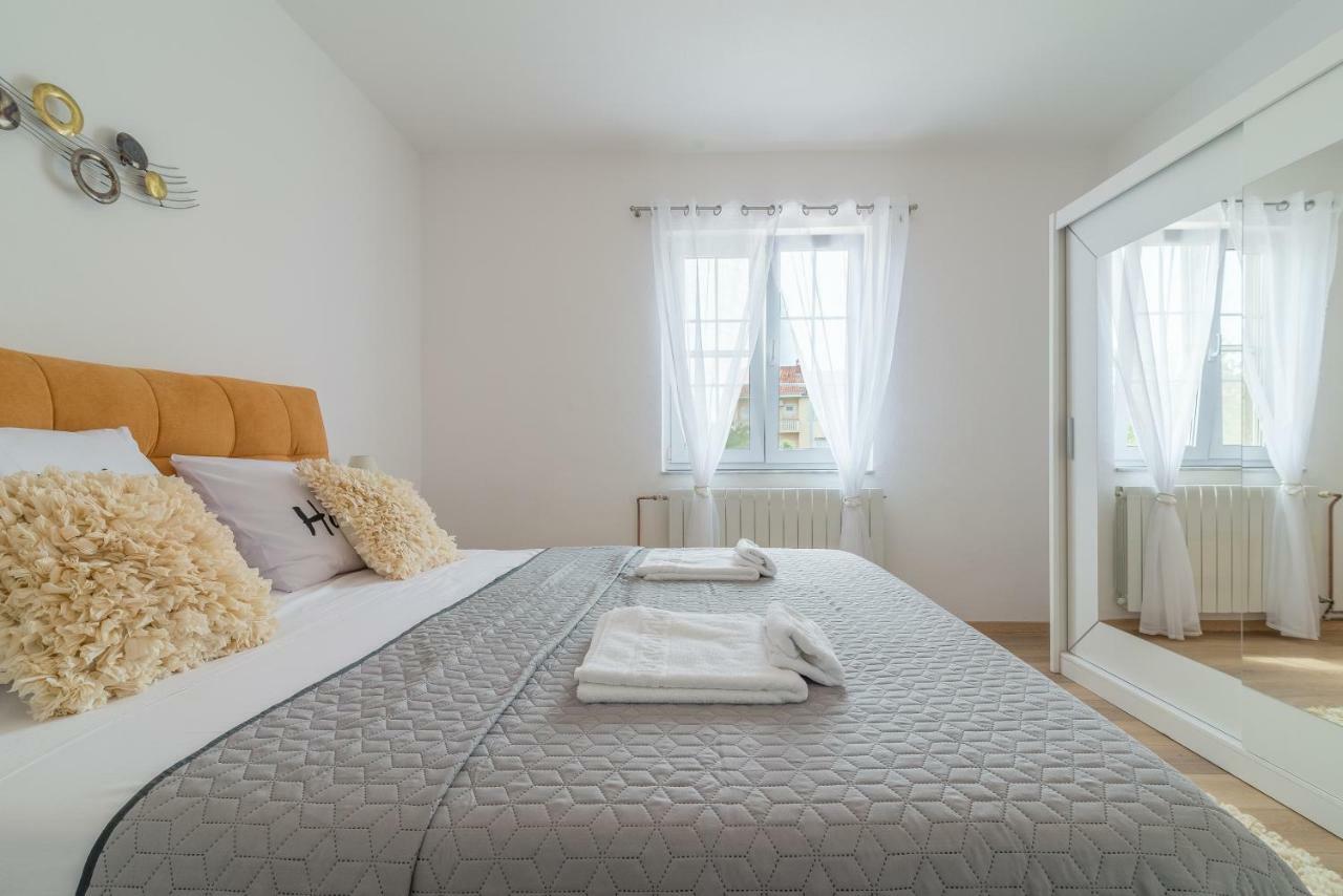 S&I Peaceful Holiday Home With Pool & Jacuzzi Galovac  Bagian luar foto
