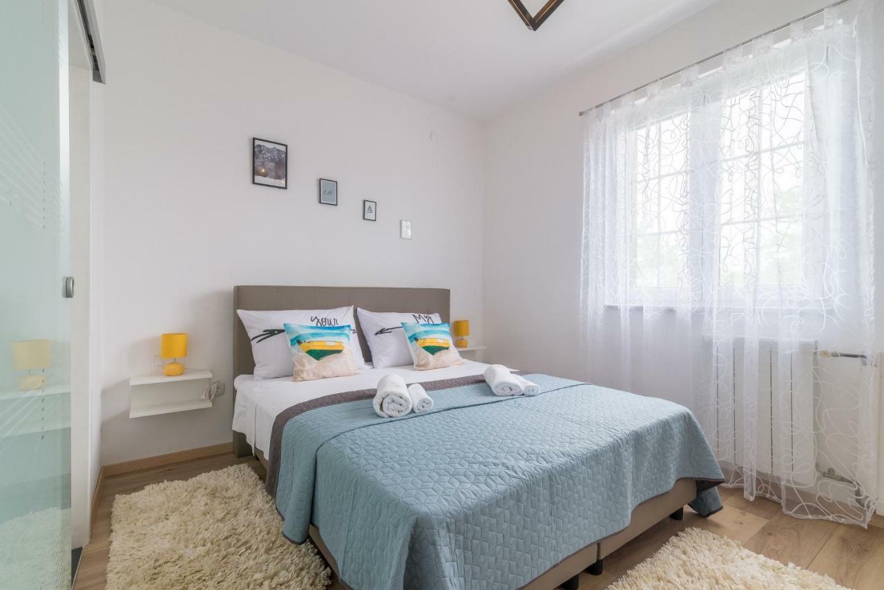 S&I Peaceful Holiday Home With Pool & Jacuzzi Galovac  Bagian luar foto