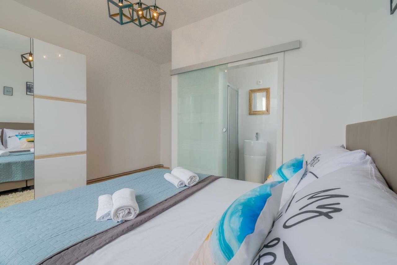 S&I Peaceful Holiday Home With Pool & Jacuzzi Galovac  Bagian luar foto