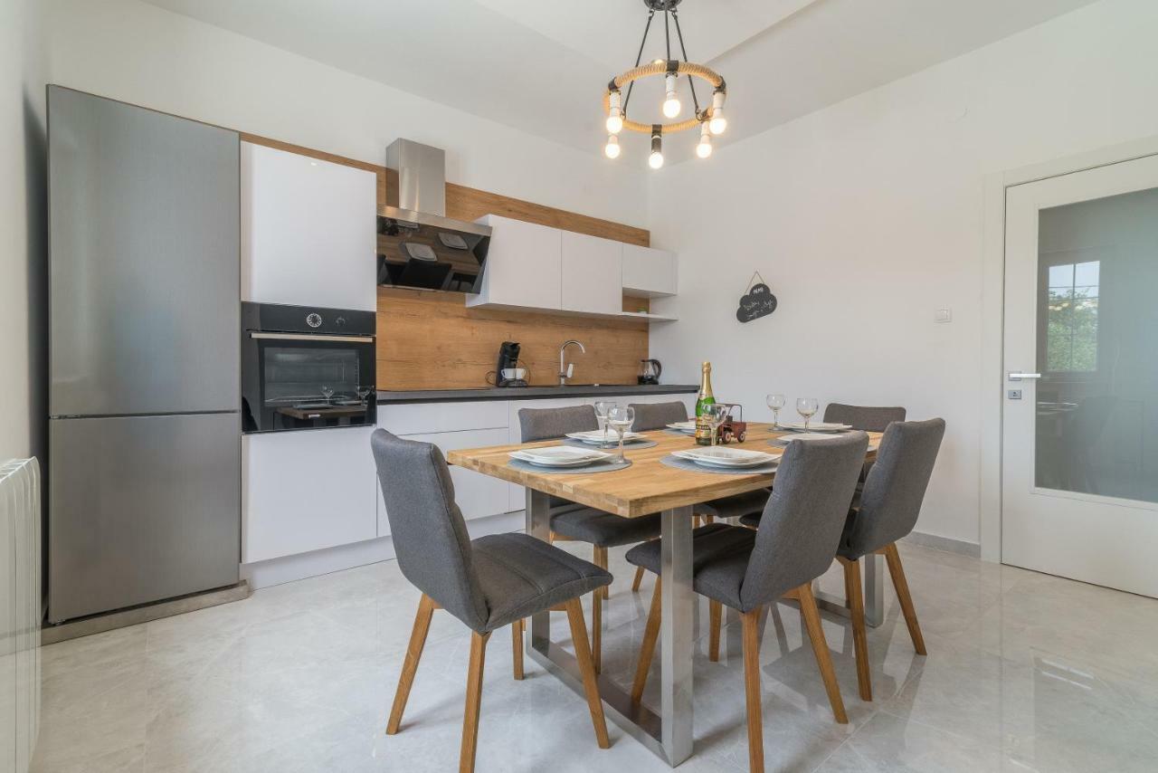 S&I Peaceful Holiday Home With Pool & Jacuzzi Galovac  Bagian luar foto